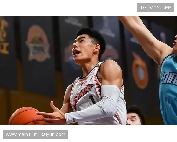 李添荣伤愈复出砍16分 上海后卫线深度令人艳羡 李添荣伤愈复出砍16分 上海后卫线深度令人艳羡